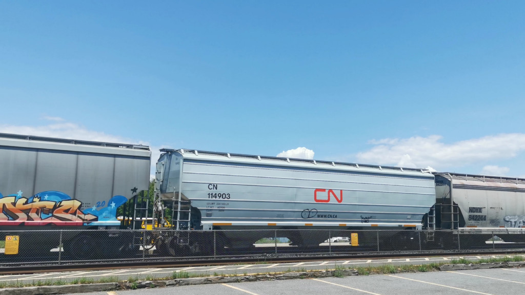 CN 114903